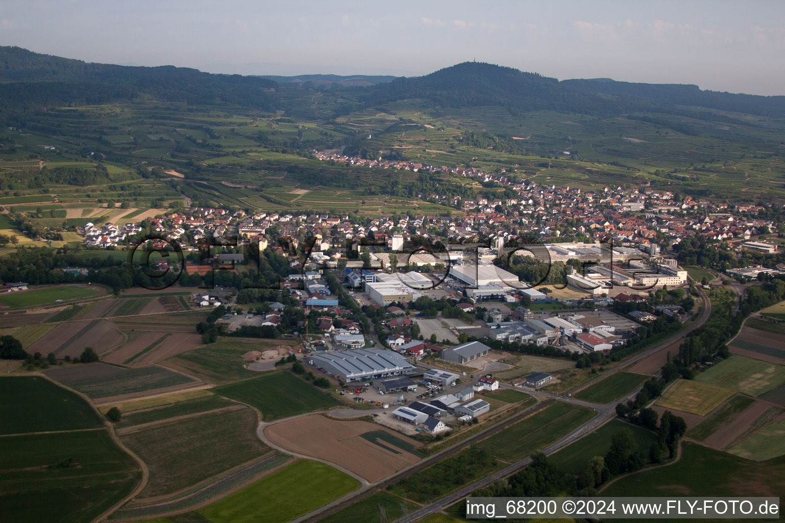 Vue aérienne de Vue des rues et des maisons des quartiers résidentiels à Bötzingen dans le département Bade-Wurtemberg, Allemagne