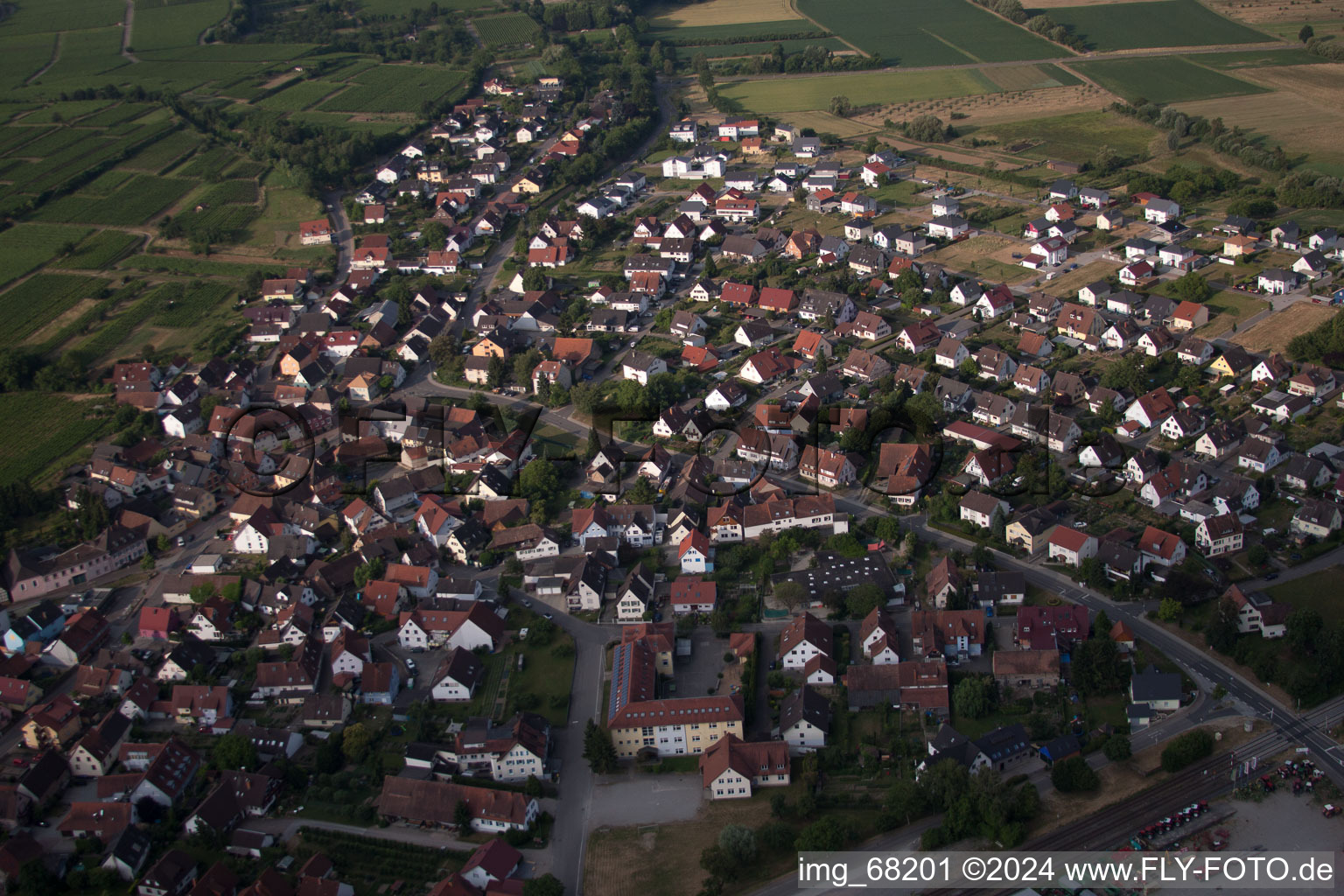 Vue aérienne de Vue des rues et des maisons des quartiers résidentiels à Gottenheim dans le département Bade-Wurtemberg, Allemagne