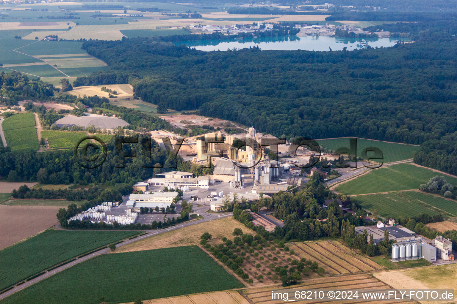 Vue aérienne de Terrains et morts-terrains Extraction de ciment à ciel ouvert et usine de matériaux de construction Saint-Gobain Weber GmbH Merdingen à Merdingen dans le département Bade-Wurtemberg, Allemagne