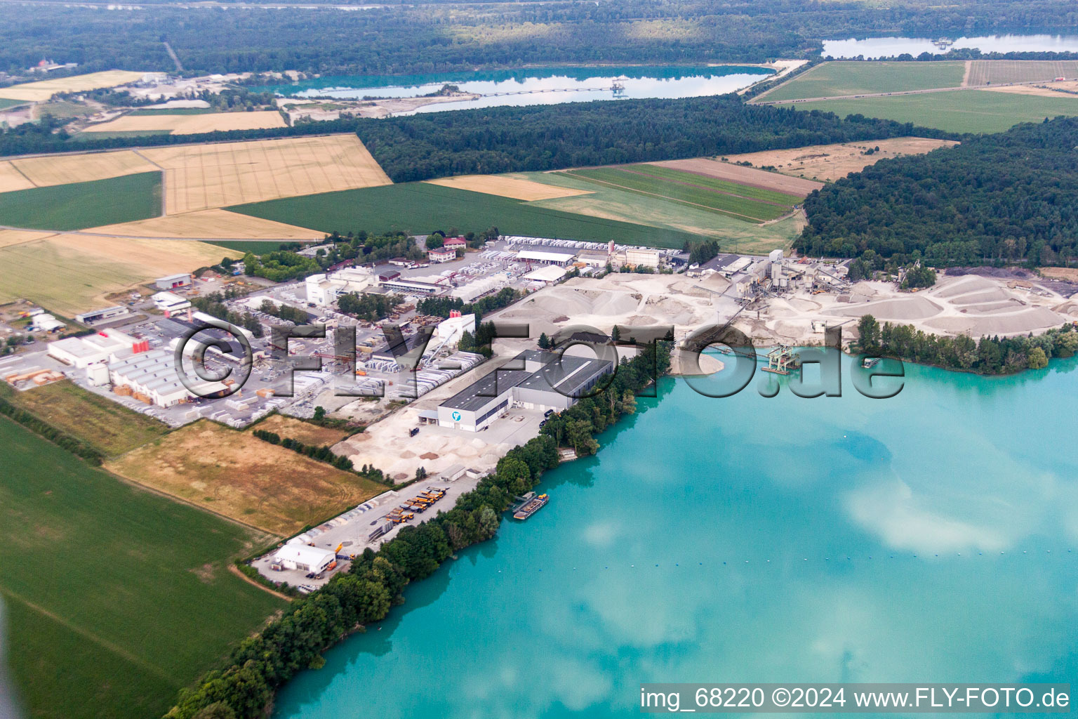 Vue aérienne de Centrale de mélange de matériaux de construction de Birkenmeier Stein+Design dans la gravière Breisach am Rhein-Niederrimsingen dans le district de Niederrimsingen à le quartier Oberrimsingen in Breisach am Rhein dans le département Bade-Wurtemberg, Allemagne