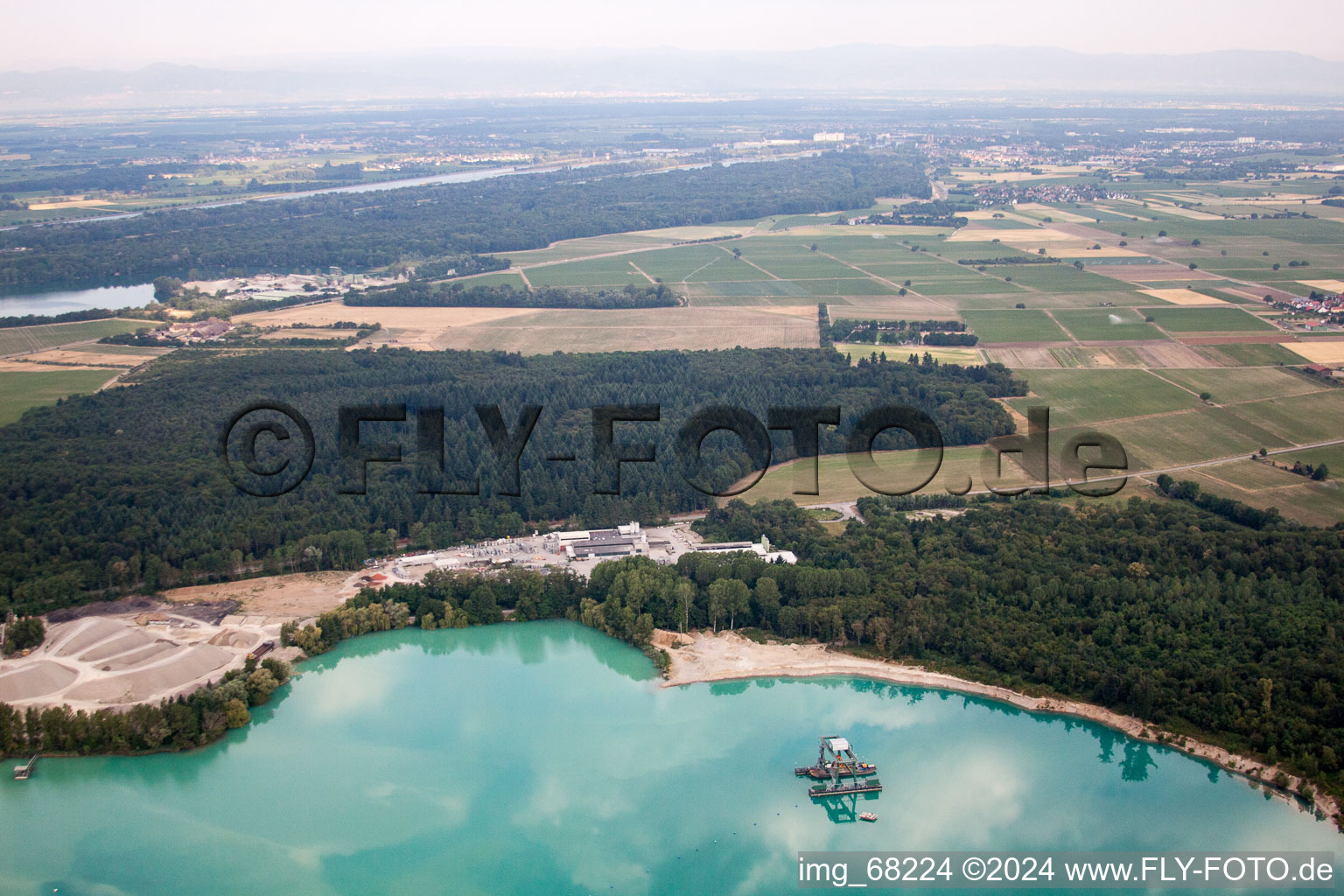 Vue aérienne de Betonwerk Müller GmbH & Co. KG au bord du lac de la carrière Rimsinger à le quartier Niederrimsingen in Breisach am Rhein dans le département Bade-Wurtemberg, Allemagne