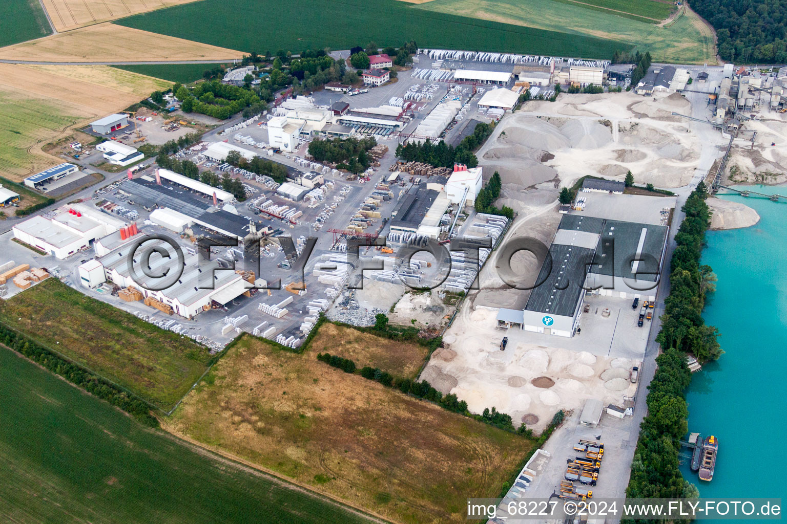 Vue aérienne de Centrale de mélange de matériaux de construction de Birkenmeier Stein+Design dans la gravière Breisach am Rhein-Niederrimsingen dans le district de Niederrimsingen à le quartier Oberrimsingen in Breisach am Rhein dans le département Bade-Wurtemberg, Allemagne