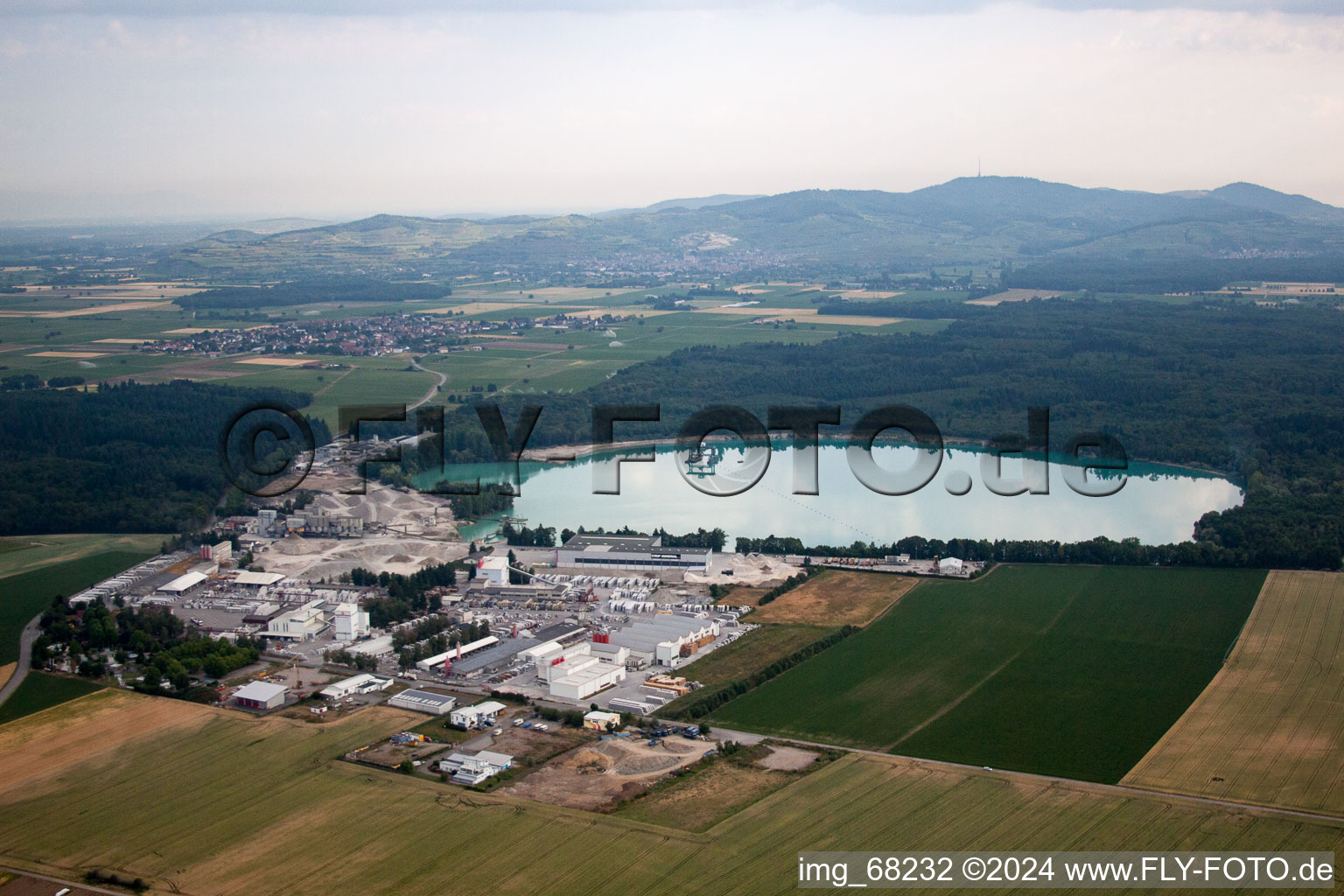 Vue oblique de Centrale de mélange de matériaux de construction de Birkenmeier Stein+Design dans la gravière Breisach am Rhein-Niederrimsingen dans le district de Niederrimsingen à le quartier Oberrimsingen in Breisach am Rhein dans le département Bade-Wurtemberg, Allemagne