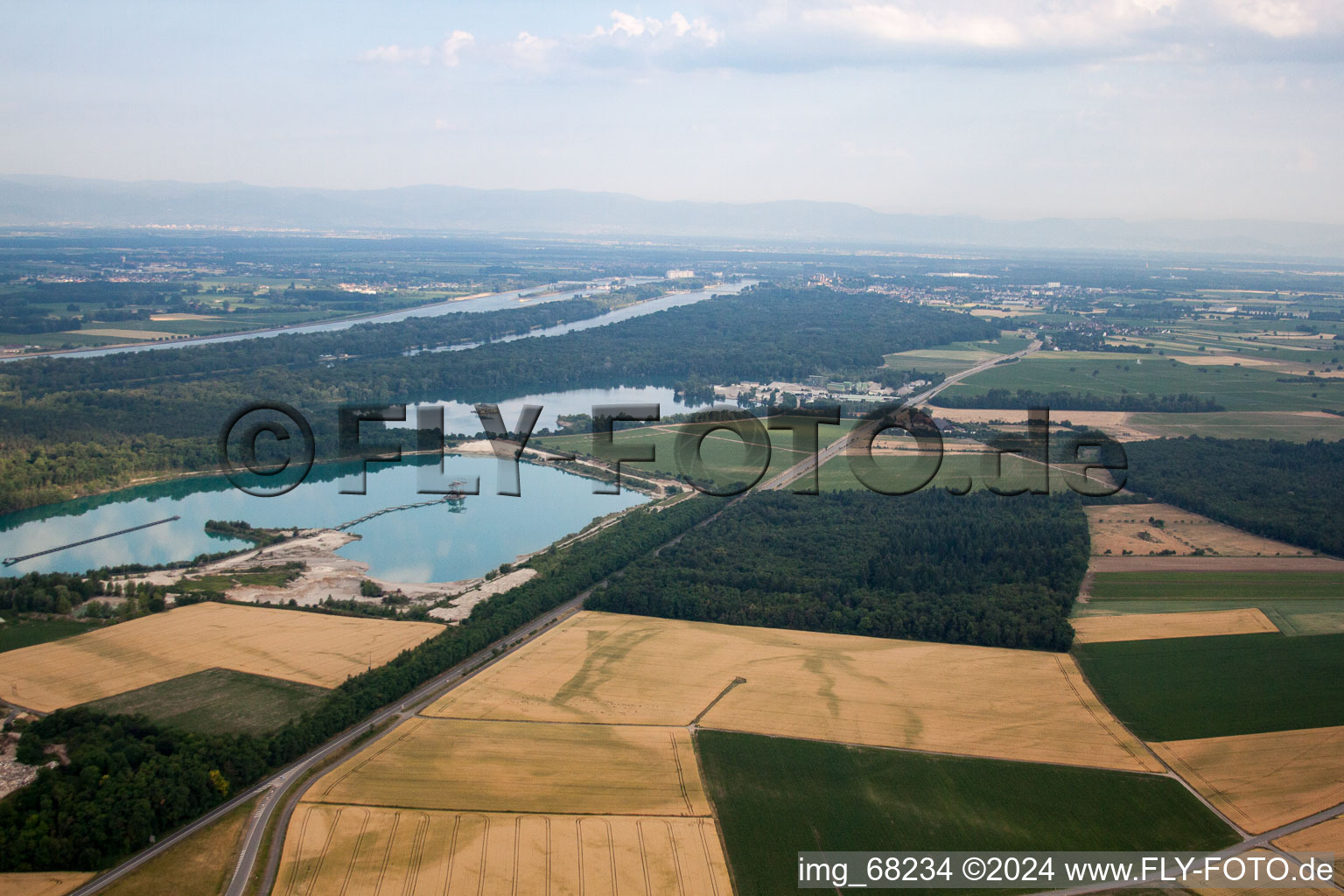 Centrale de mélange de matériaux de construction de Birkenmeier Stein+Design dans la gravière Breisach am Rhein-Niederrimsingen dans le district de Niederrimsingen à le quartier Oberrimsingen in Breisach am Rhein dans le département Bade-Wurtemberg, Allemagne hors des airs