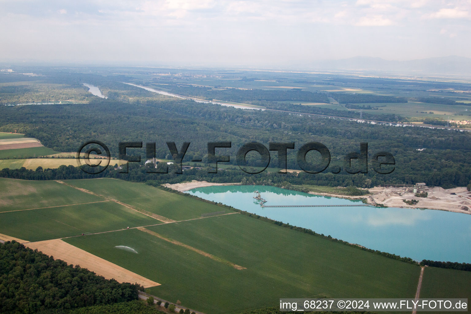 Vue d'oiseau de Centrale de mélange de matériaux de construction de Birkenmeier Stein+Design dans la gravière Breisach am Rhein-Niederrimsingen dans le district de Niederrimsingen à le quartier Oberrimsingen in Breisach am Rhein dans le département Bade-Wurtemberg, Allemagne