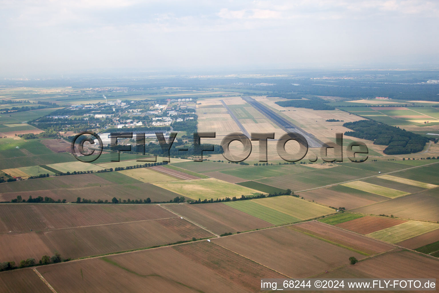 Vue aérienne de Piste avec zone de circulation à l'aérodrome de Bremgarten dans le district de Tunsel à Eschbach dans le département Bade-Wurtemberg, Allemagne