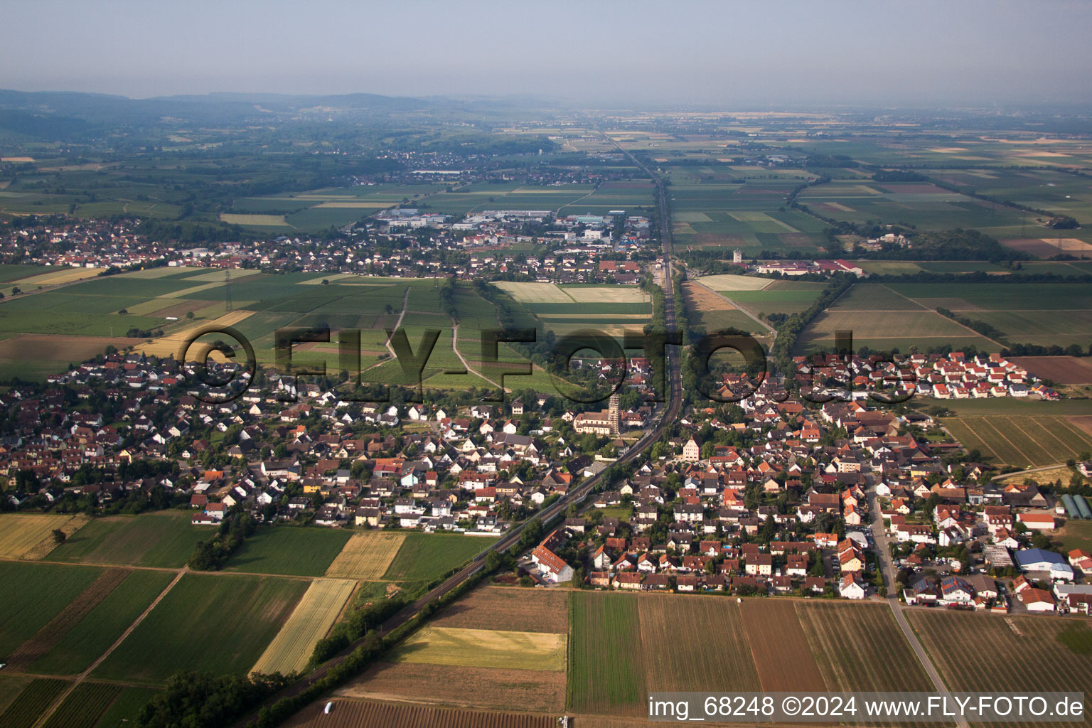 Vue aérienne de Vue des rues et des maisons des quartiers résidentiels à Eschbach dans le département Bade-Wurtemberg, Allemagne