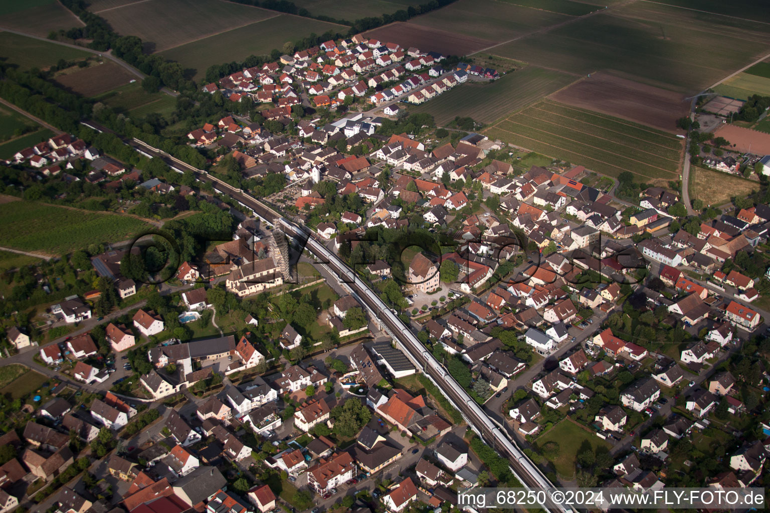 Vue aérienne de Vue des rues et des maisons des quartiers résidentiels à Eschbach dans le département Bade-Wurtemberg, Allemagne