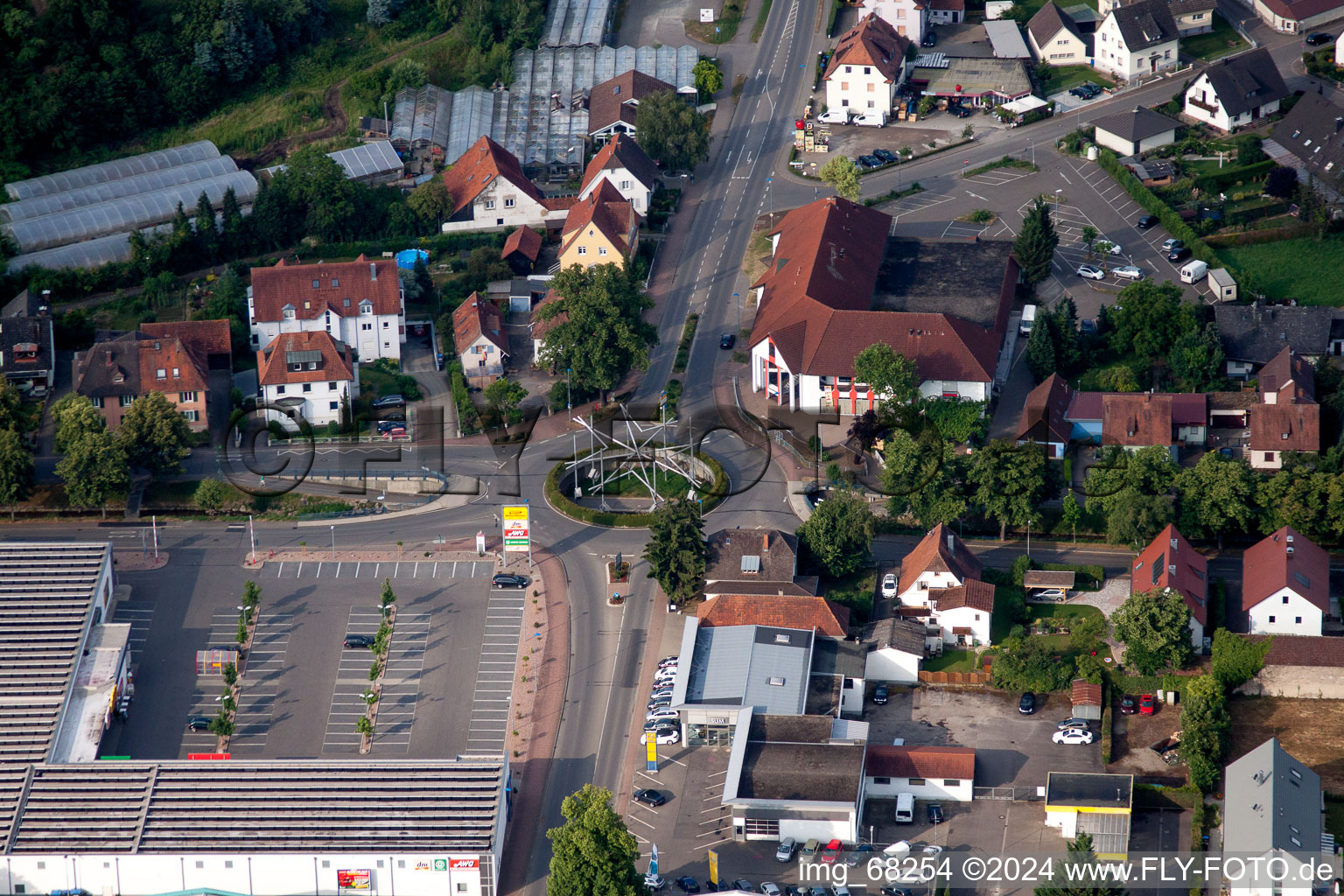 Vue aérienne de Installation artistique d'une sculpture en plein air sur le rond-point Eisenbahnstrasse / B3 à Heitersheim dans le département Bade-Wurtemberg, Allemagne