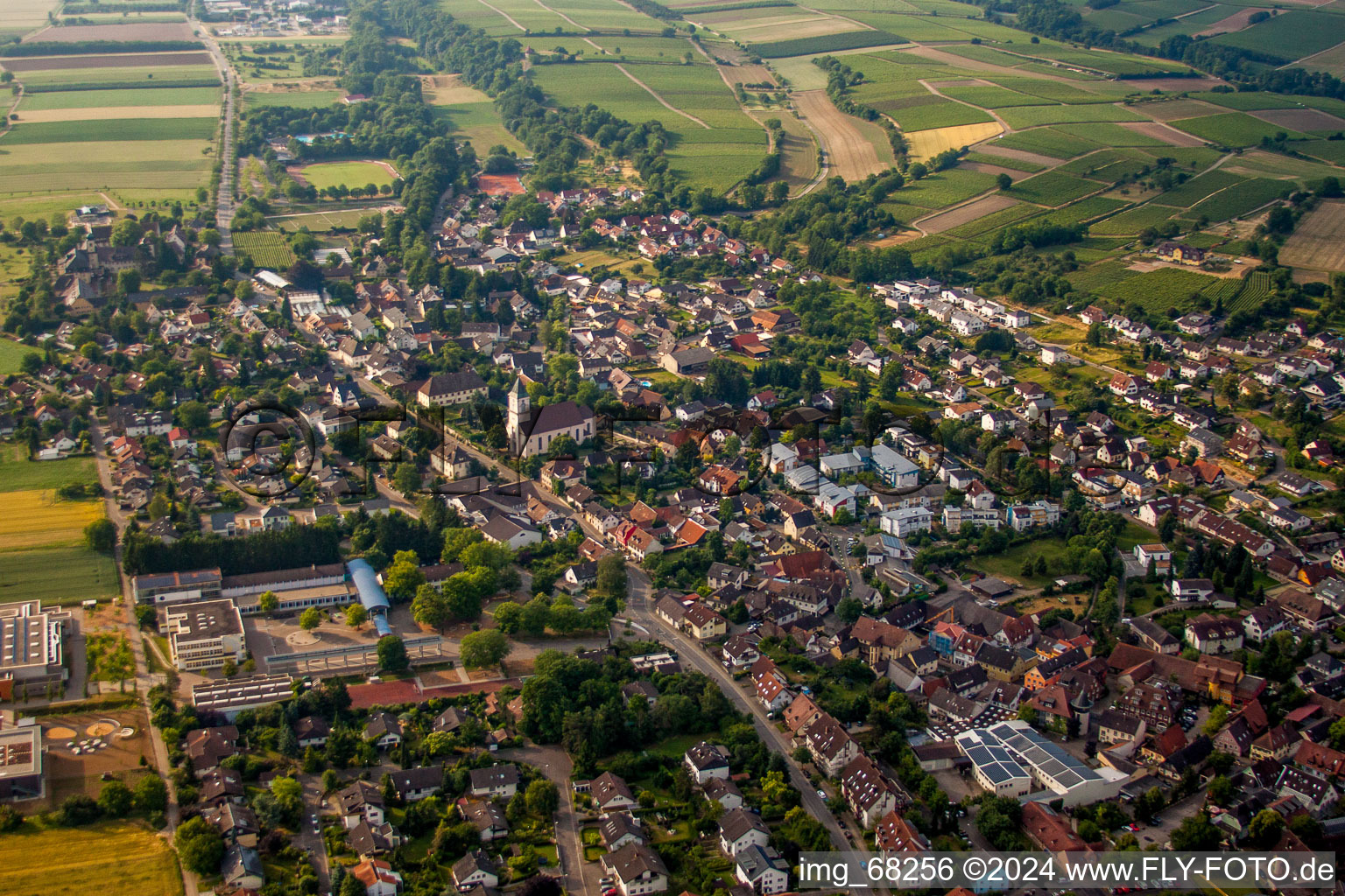 Vue aérienne de Vue des rues et des maisons des quartiers résidentiels à Heitersheim dans le département Bade-Wurtemberg, Allemagne