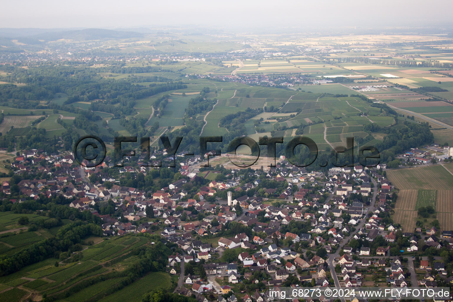 Vue aérienne de Vue des rues et des maisons des quartiers résidentiels à Buggingen dans le département Bade-Wurtemberg, Allemagne