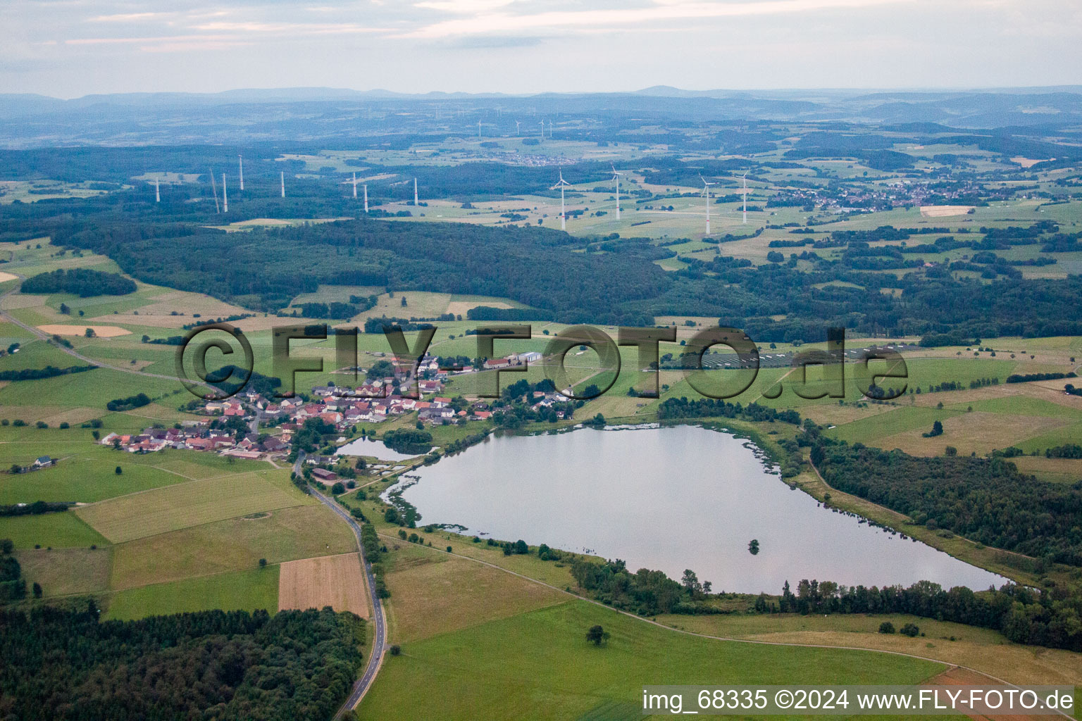 Vue aérienne de Lac Ober-Mooser à le quartier Ober-Moos in Freiensteinau dans le département Hesse, Allemagne