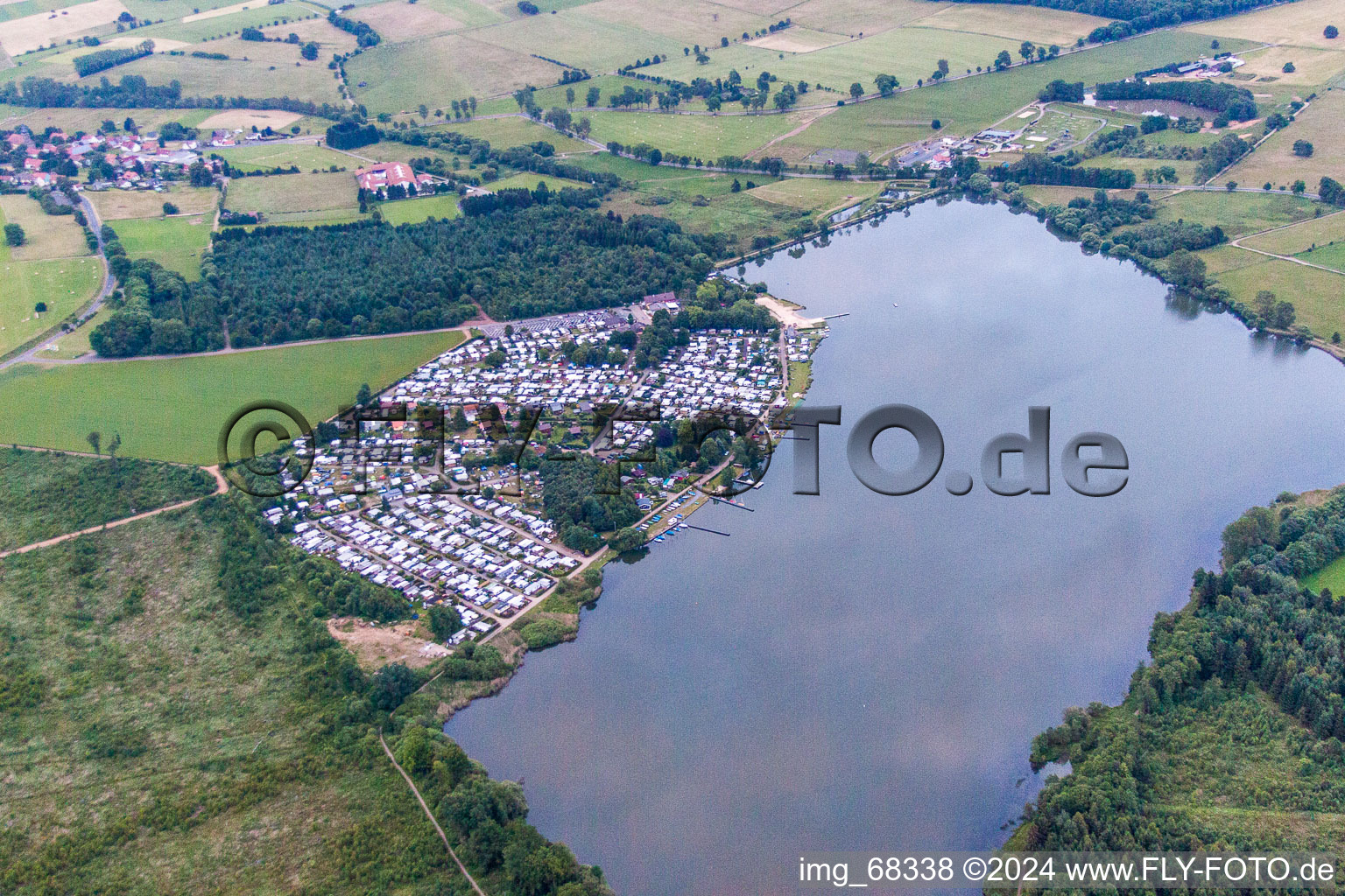 Vue aérienne de Caravanes et tentes - camping et emplacement pour tentes Surfsport Vogelsberg - Windsurfing Niedermooser Teich à le quartier Nieder-Moos in Freiensteinau dans le département Hesse, Allemagne