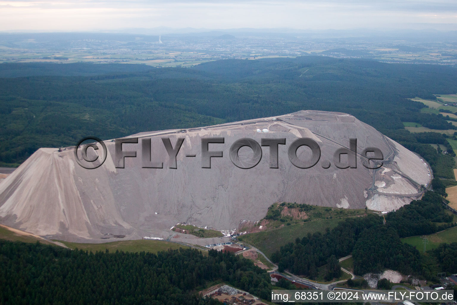 Vue aérienne de Mont Kali à Neuhof à Neuhof dans le département Hesse, Allemagne