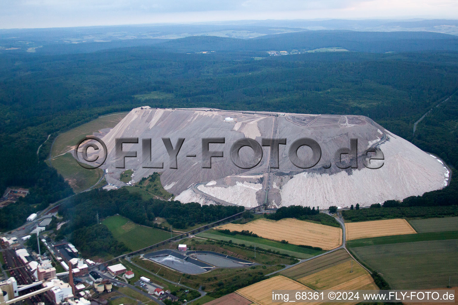 Vue oblique de Mont Kali à Neuhof à Neuhof dans le département Hesse, Allemagne