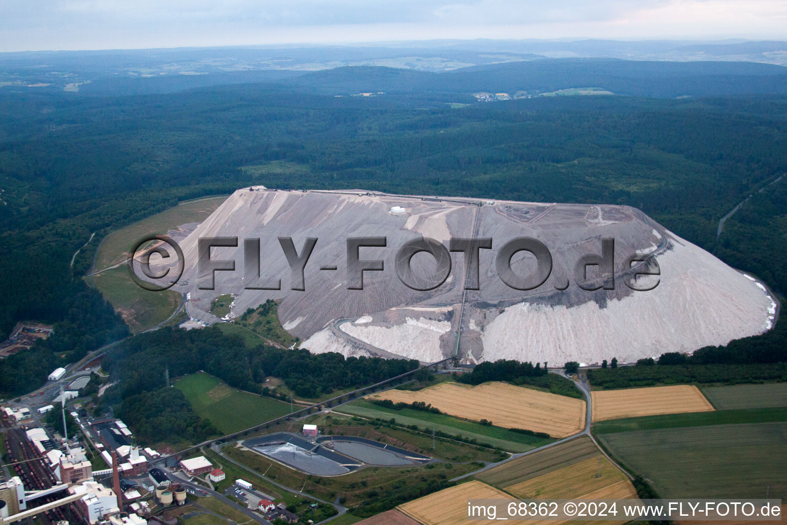 Vue aérienne de Neuhof dans le département Hesse, Allemagne