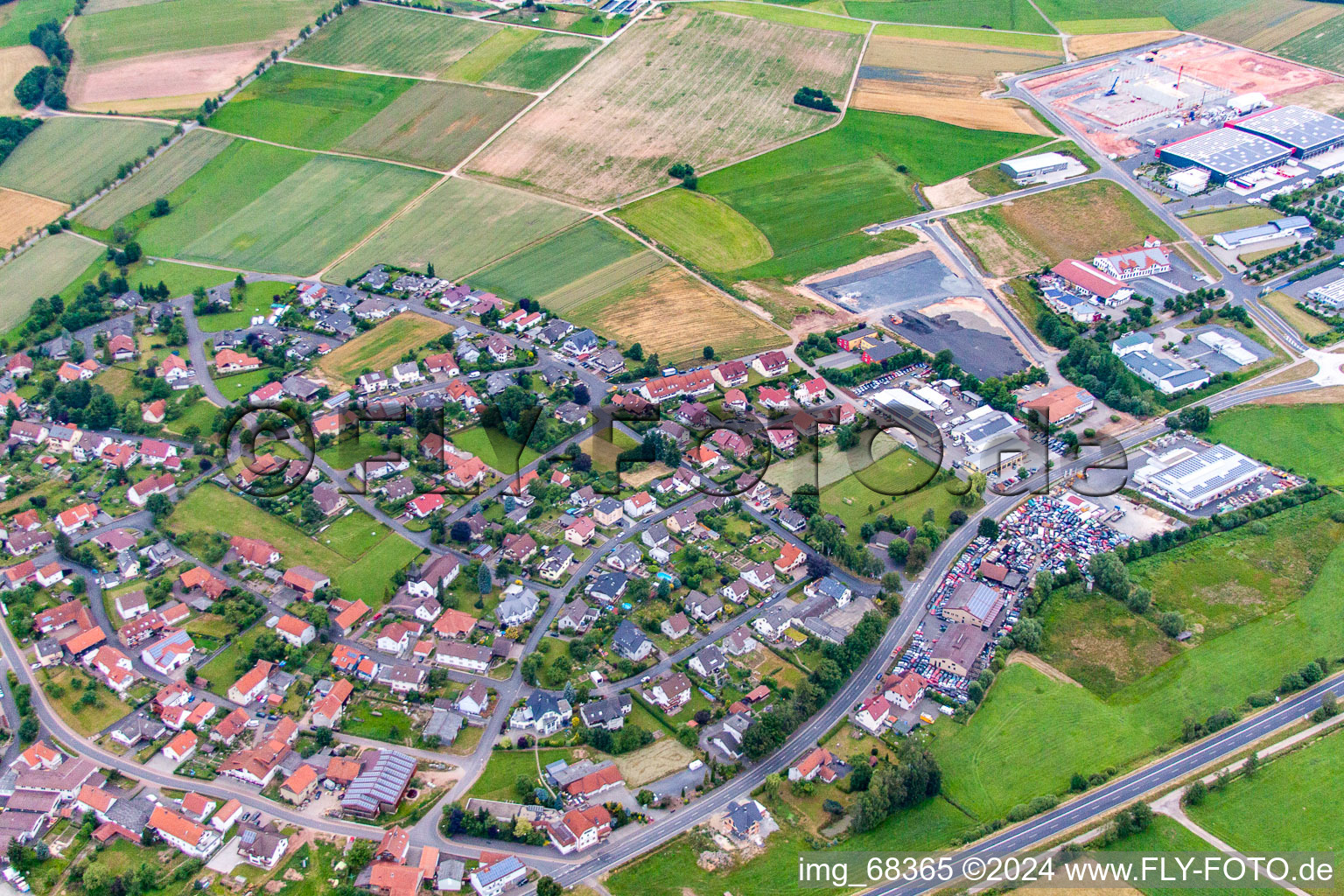 Vue aérienne de Quartier Dorfborn in Neuhof dans le département Hesse, Allemagne