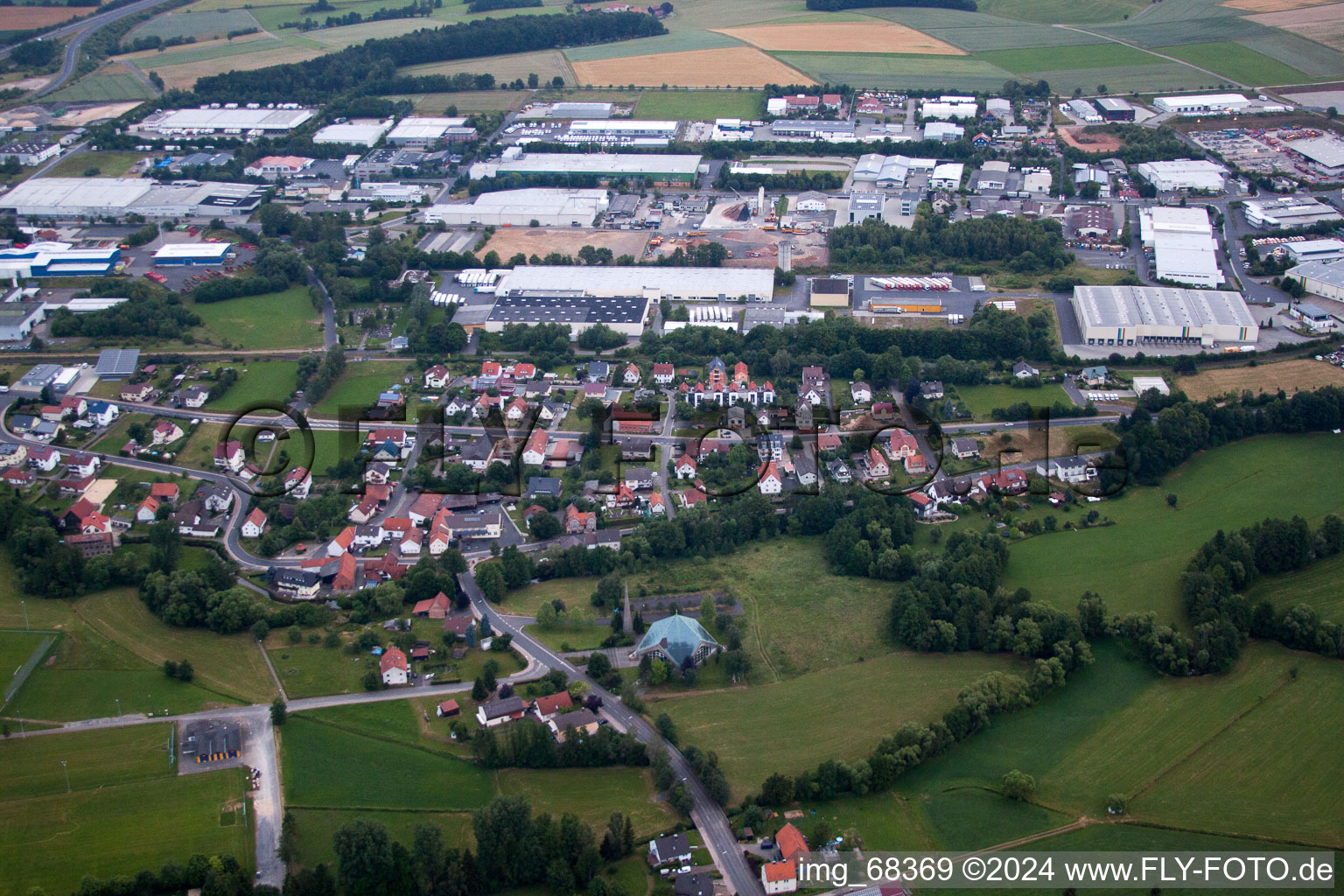 Vue aérienne de Église de la Sainte Croix à le quartier Welkers in Eichenzell dans le département Hesse, Allemagne