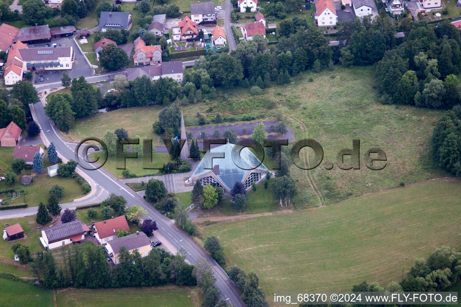 Vue aérienne de Église de la Sainte Croix à le quartier Welkers in Eichenzell dans le département Hesse, Allemagne