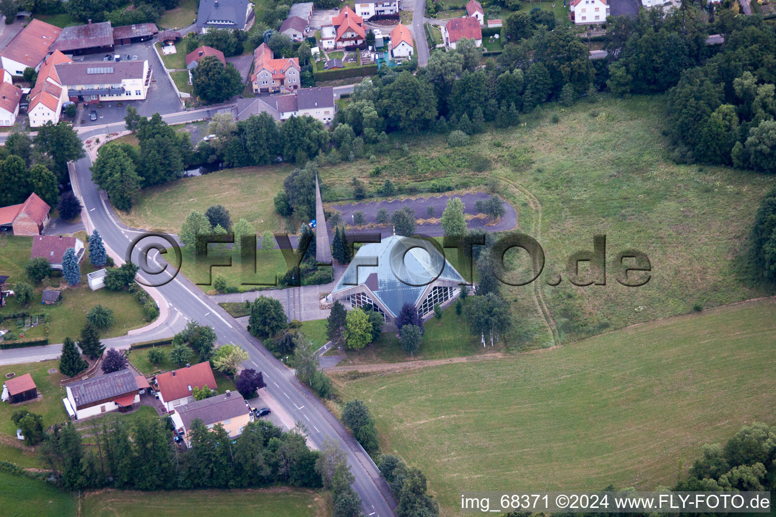 Photographie aérienne de Église de la Sainte Croix à le quartier Welkers in Eichenzell dans le département Hesse, Allemagne