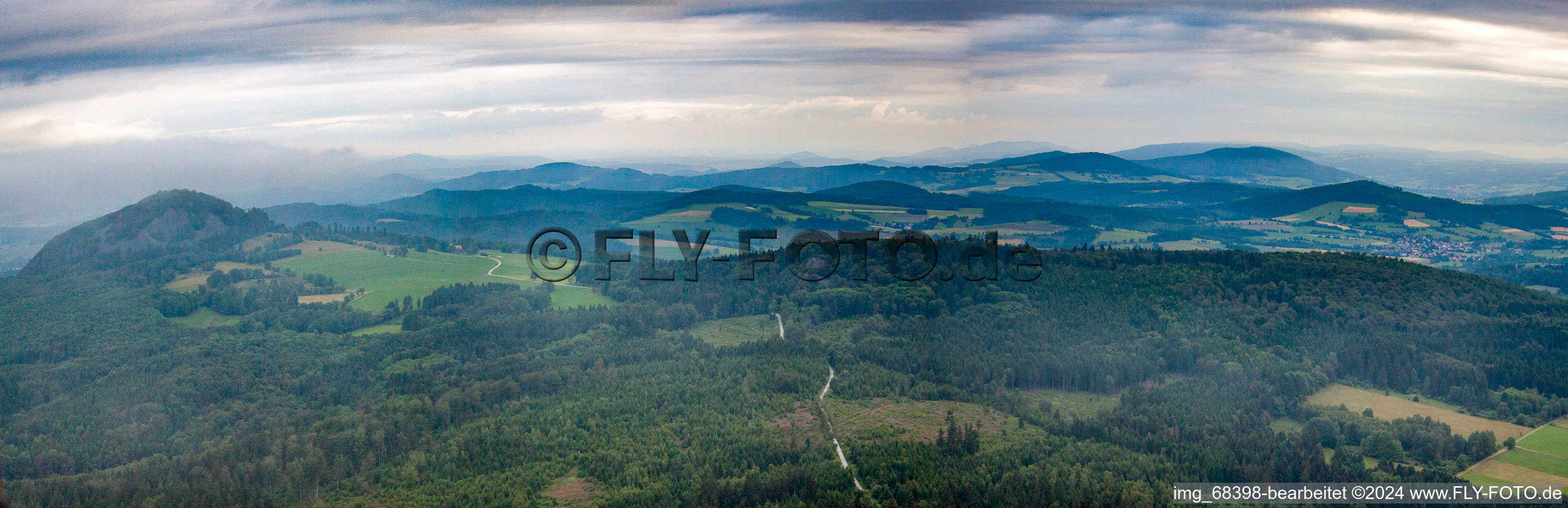 Vue aérienne de Paysage forestier et montagneux à Poppenhausen (Wasserkuppe) à le quartier Reulbach in Ehrenberg dans le département Hesse, Allemagne