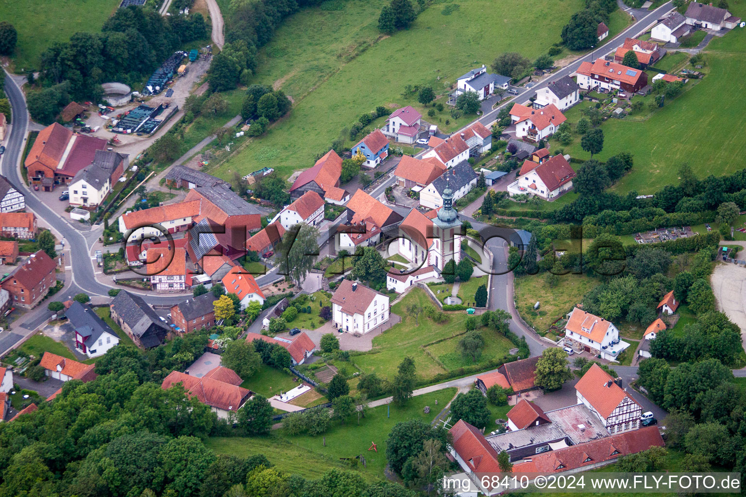 Vue aérienne de Bâtiment d'église au centre du village à le quartier Kleinsassen in Hofbieber dans le département Hesse, Allemagne