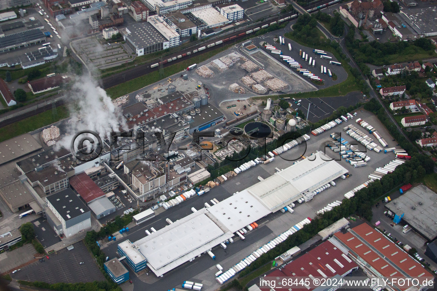 Vue aérienne de Complexe de bâtiments d'entrepôt à grande hauteur et centre logistique sur le site de la société Friedrich random GmbH & Co. KG dans le quartier de Frauenberg à Fulda dans le département Hesse, Allemagne