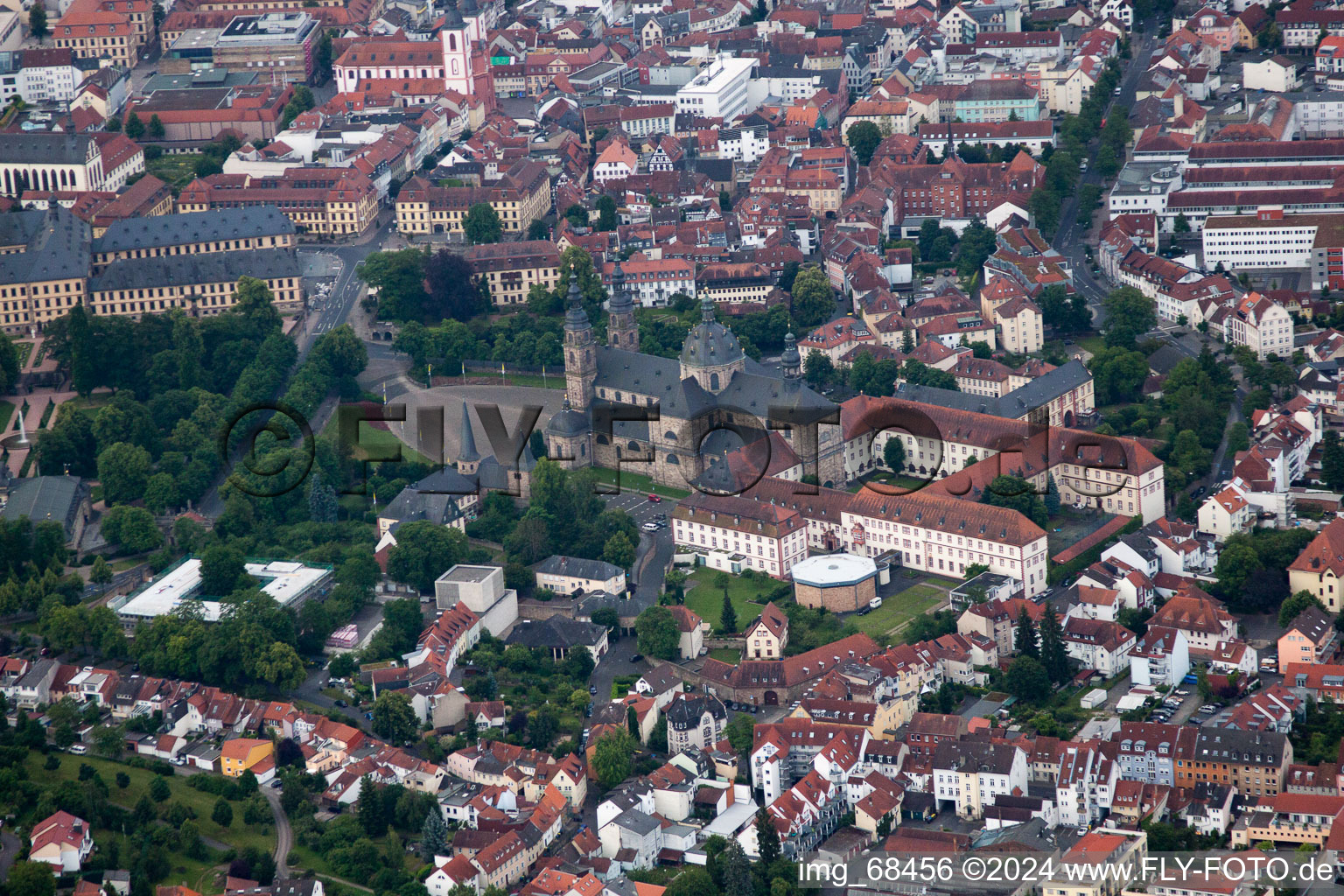 Vue aérienne de Bâtiment religieux de la cathédrale à Fulda avec séminaire à Fulda dans le département Hesse, Allemagne