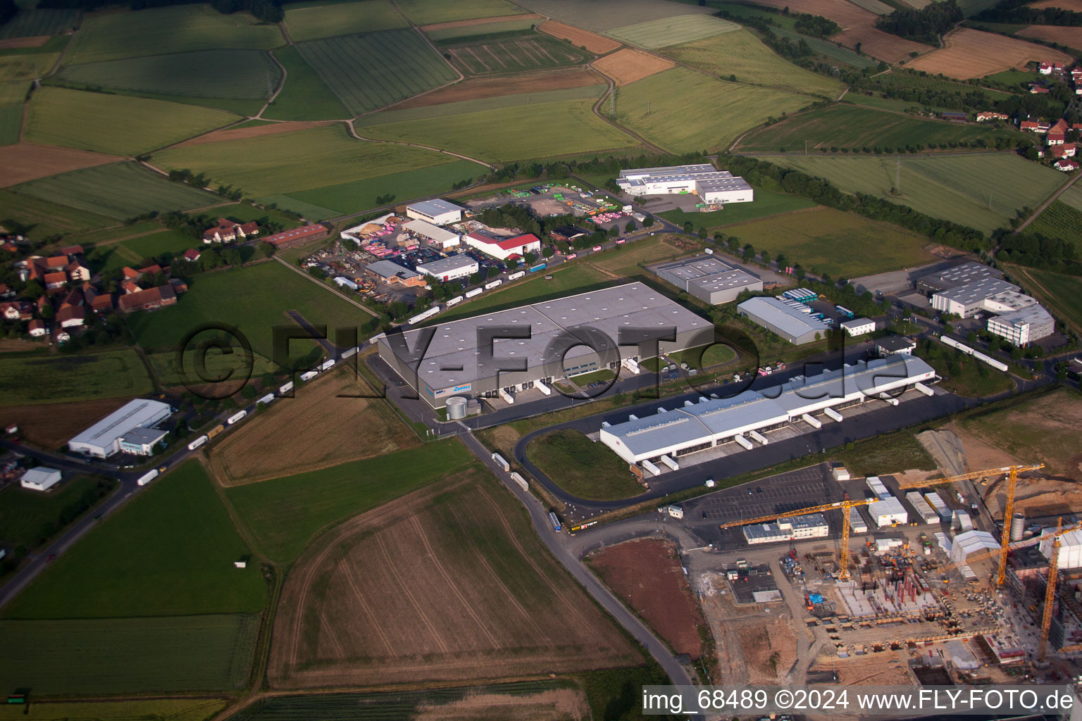 Vue aérienne de Entrepôts et bâtiments d'expédition de VTL Vernetzte-Transport-Logistik GmbH à le quartier Malkes in Fulda dans le département Hesse, Allemagne