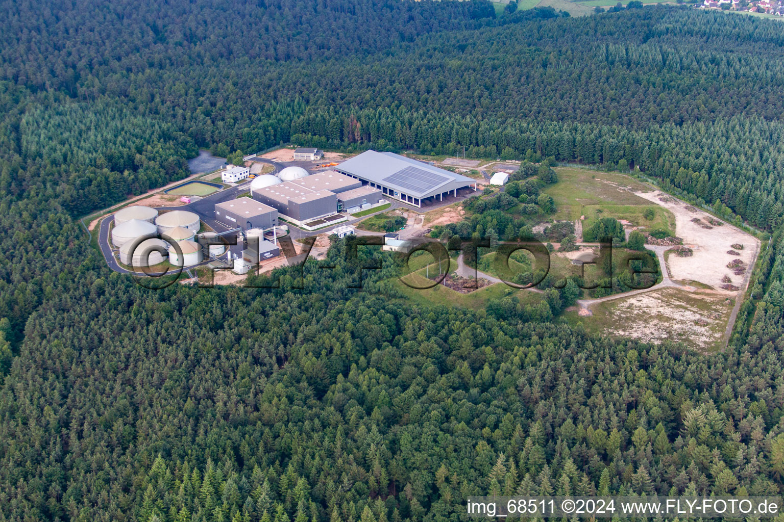 Vue aérienne de Locaux de l'usine du producteur chimique Biothan GmbH à le quartier Kleinlüder in Großenlüder dans le département Hesse, Allemagne