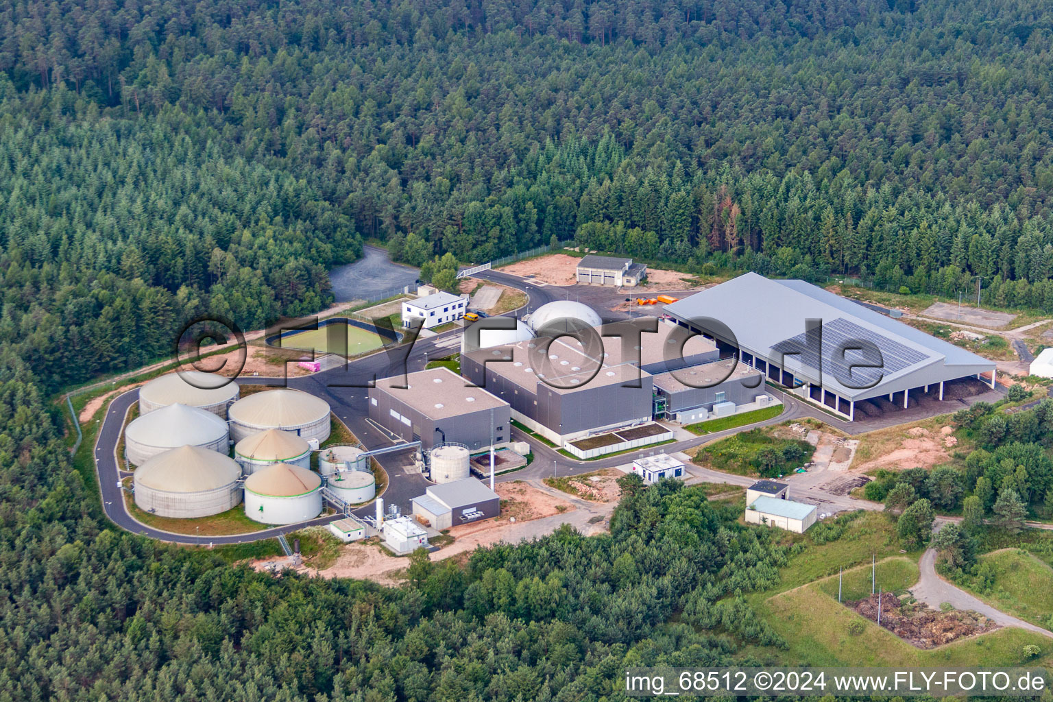 Vue aérienne de Locaux de l'usine du producteur chimique Biothan GmbH à le quartier Kleinlüder in Großenlüder dans le département Hesse, Allemagne