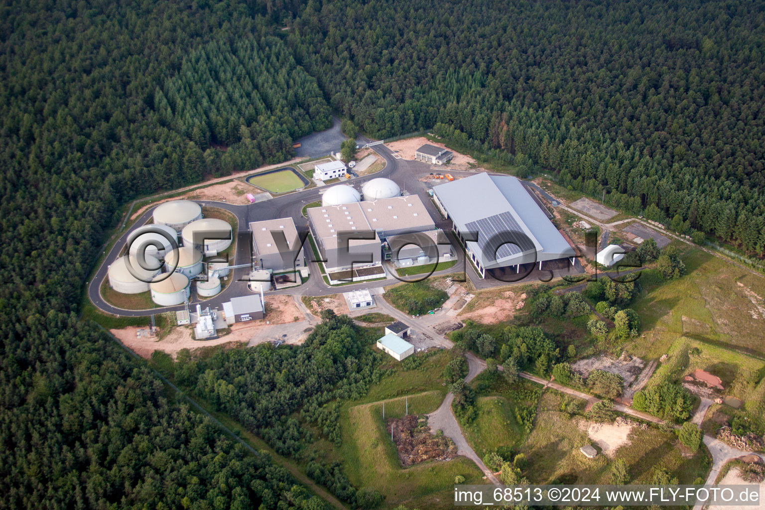 Photographie aérienne de Locaux de l'usine du producteur chimique Biothan GmbH à le quartier Kleinlüder in Großenlüder dans le département Hesse, Allemagne