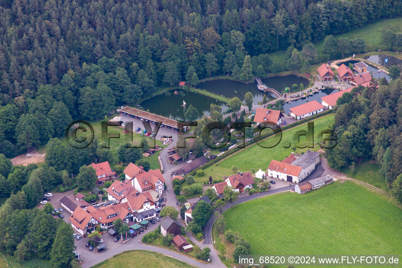 Vue aérienne de Landgasthof Hessenmühle, Schlagberghof et Bistro Fischerhütte à le quartier Kleinlüder in Großenlüder dans le département Hesse, Allemagne