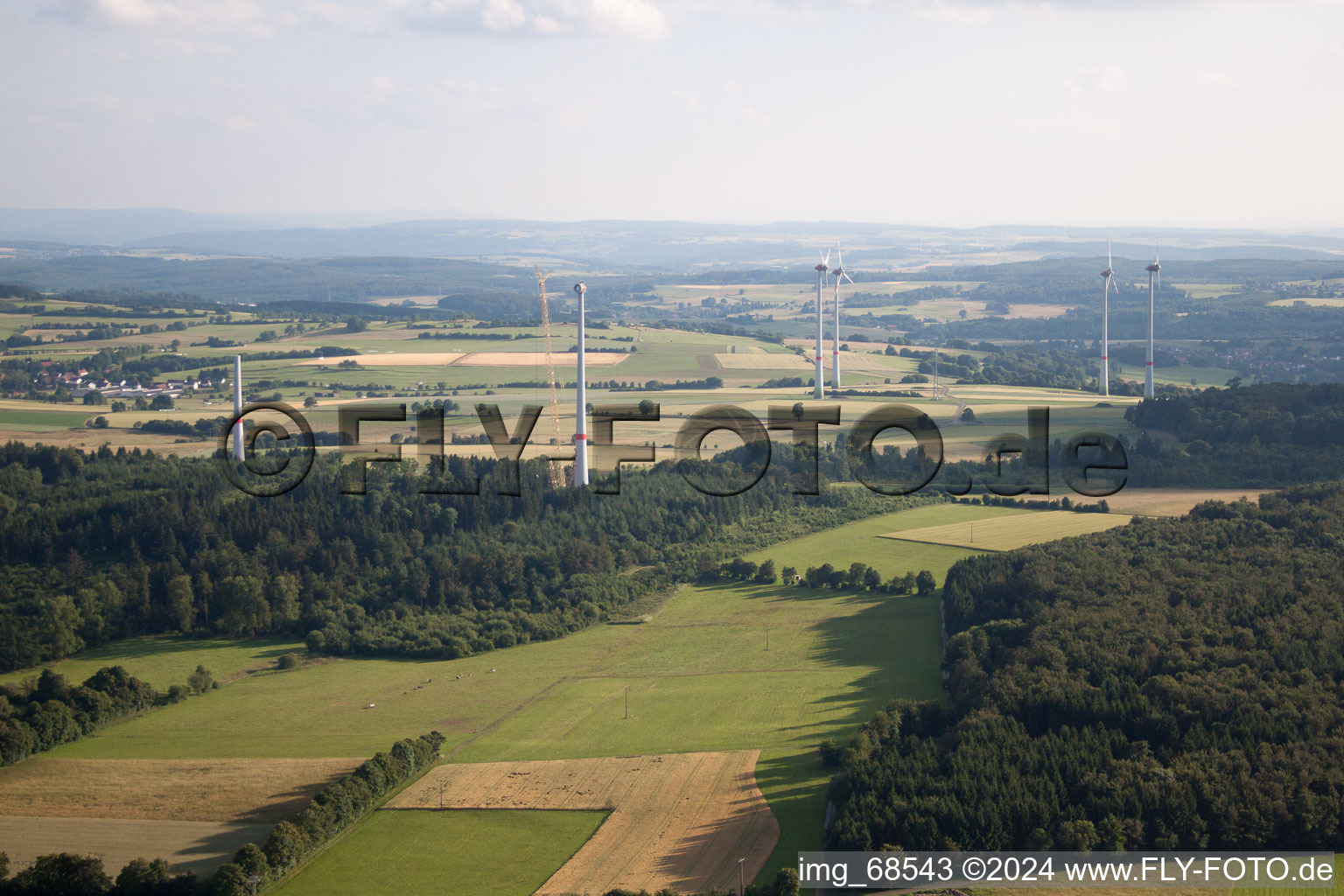 Vue aérienne de Chantier de construction pour l’assemblage de la tour d’éolienne à le quartier Reichlos in Freiensteinau dans le département Hesse, Allemagne