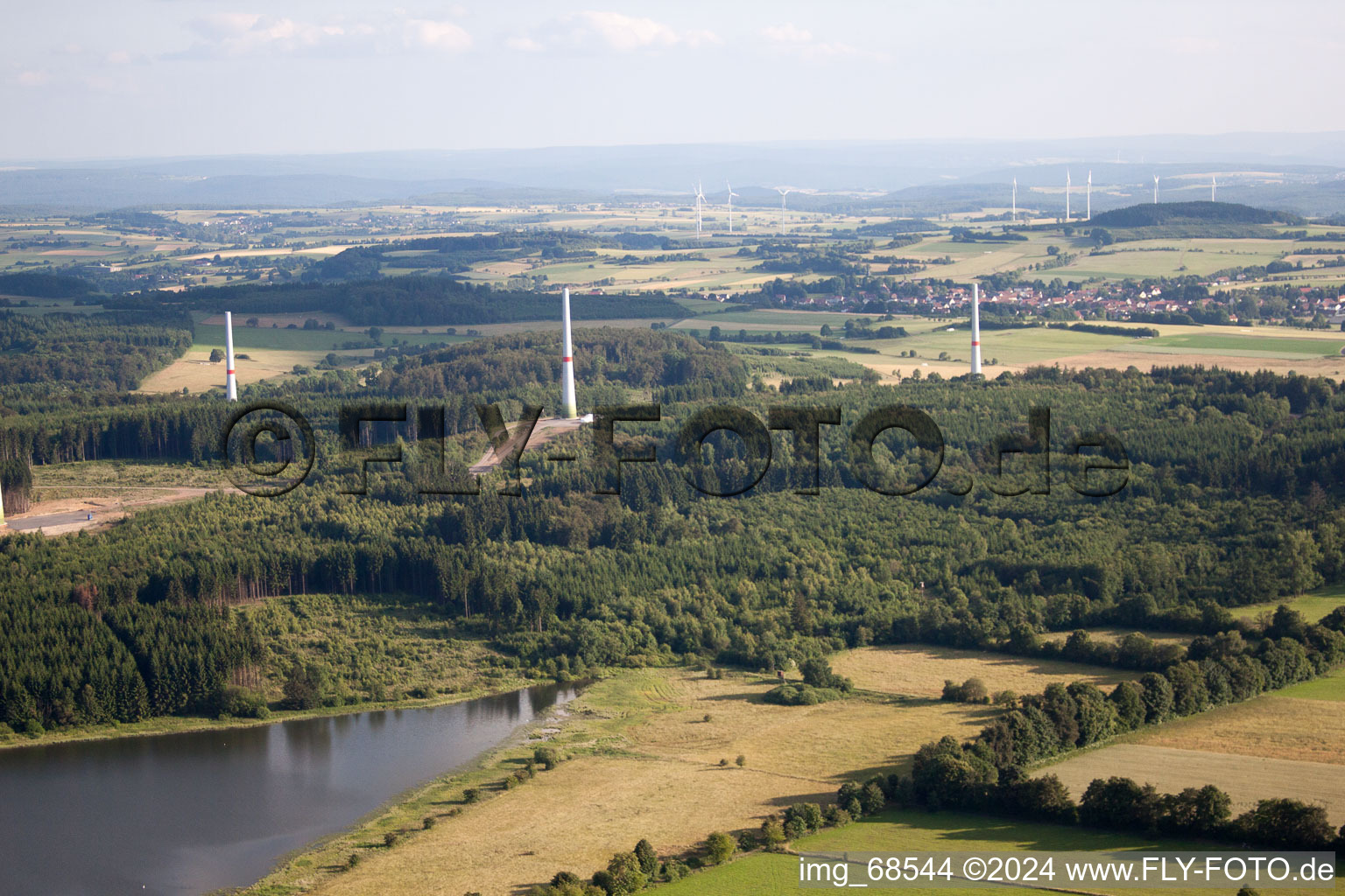 Vue aérienne de Chantier de construction pour l’assemblage de la tour d’éolienne à le quartier Reichlos in Freiensteinau dans le département Hesse, Allemagne