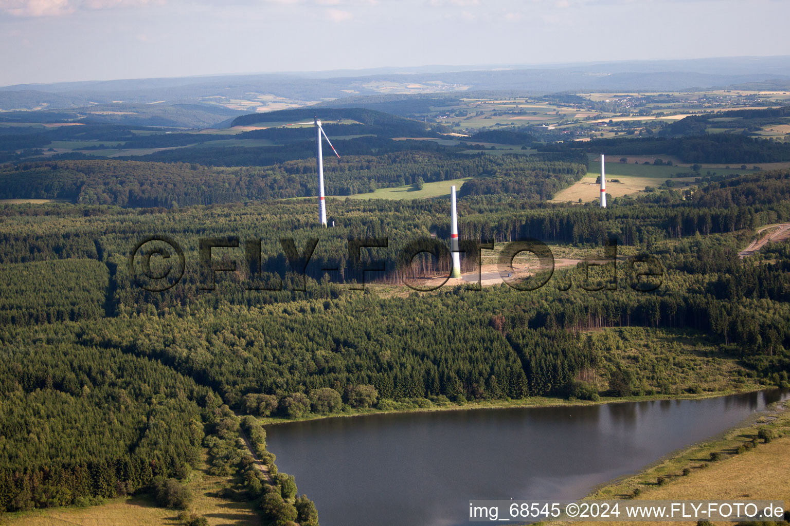 Photographie aérienne de Chantier de construction pour l’assemblage de la tour d’éolienne à le quartier Reichlos in Freiensteinau dans le département Hesse, Allemagne