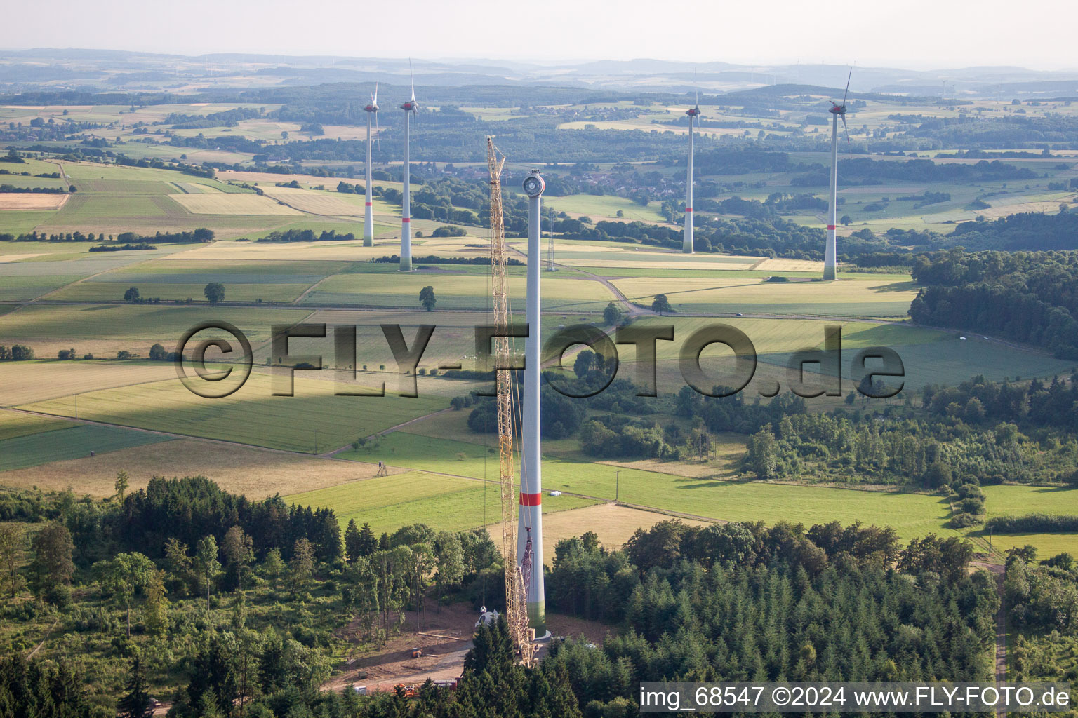 Vue aérienne de Chantier de construction pour l’assemblage de la tour d’éolienne à Freiensteinau dans le département Hesse, Allemagne