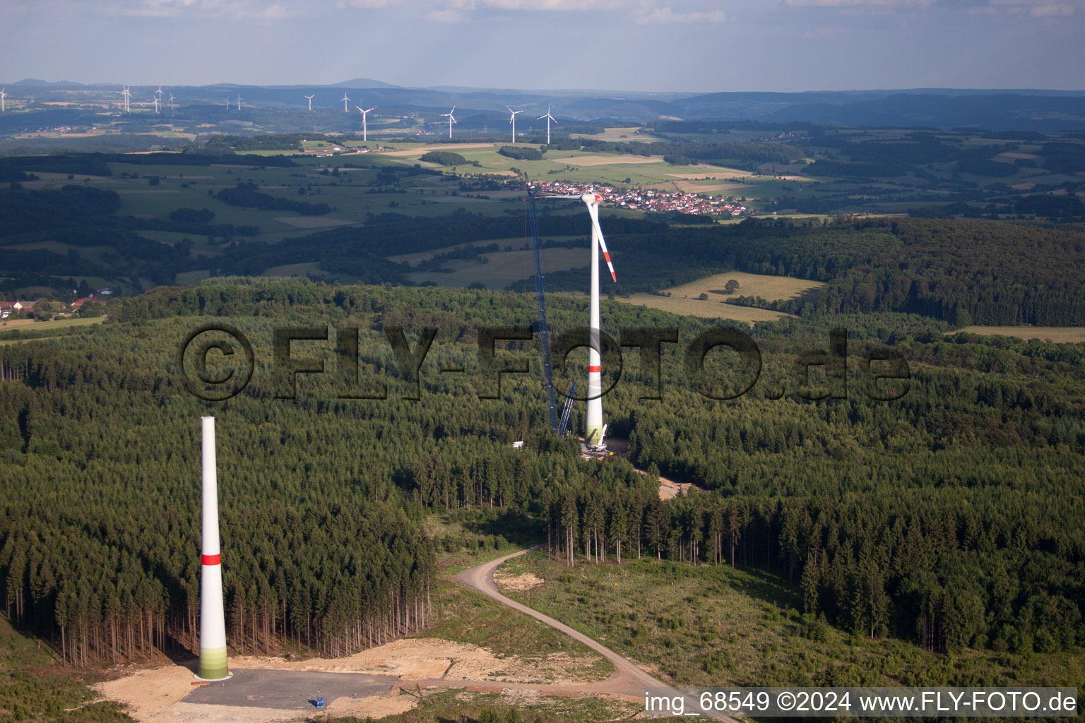 Vue aérienne de Chantier de construction pour l’assemblage de la tour d’éolienne à le quartier Gunzenau in Freiensteinau dans le département Hesse, Allemagne