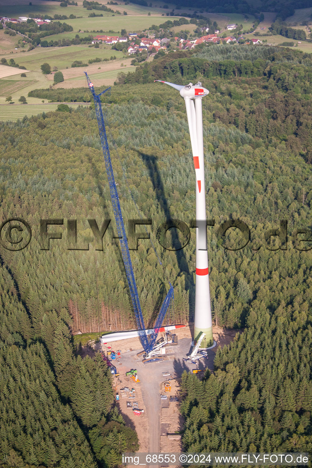 Vue oblique de Chantier de construction pour l’assemblage de la tour d’éolienne à le quartier Reichlos in Freiensteinau dans le département Hesse, Allemagne