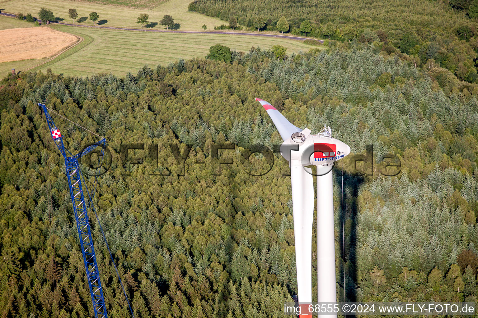 Chantier de construction pour l’assemblage de la tour d’éolienne à le quartier Reichlos in Freiensteinau dans le département Hesse, Allemagne d'en haut