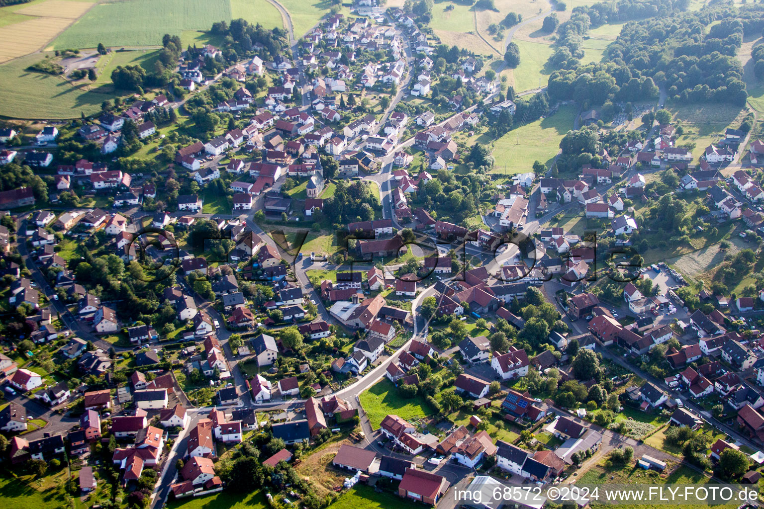 Vue aérienne de Vue sur le village à le quartier Udenhain in Brachttal dans le département Hesse, Allemagne