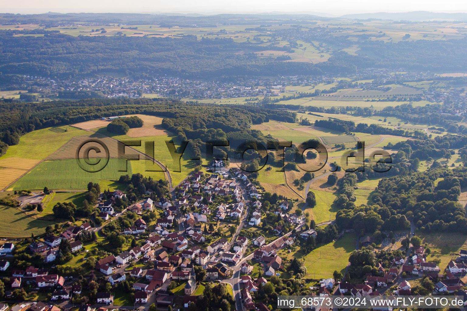 Vue aérienne de De l'est à le quartier Udenhain in Brachttal dans le département Hesse, Allemagne