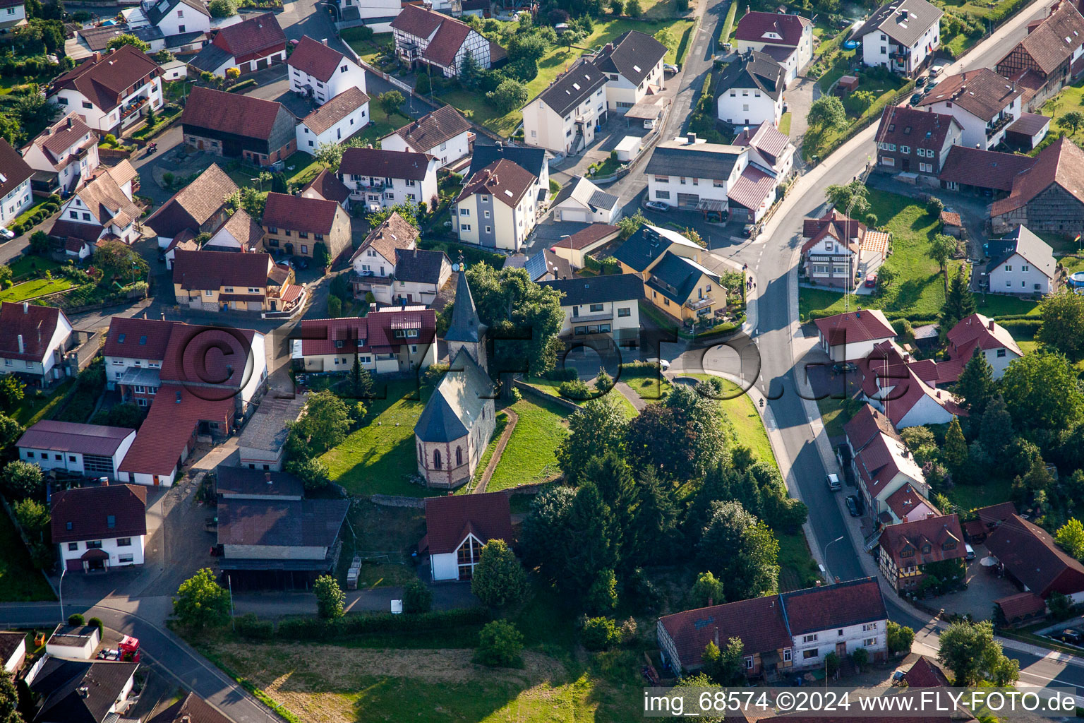 Vue aérienne de Église Saint-Martin à Udenhain à le quartier Udenhain in Brachttal dans le département Hesse, Allemagne