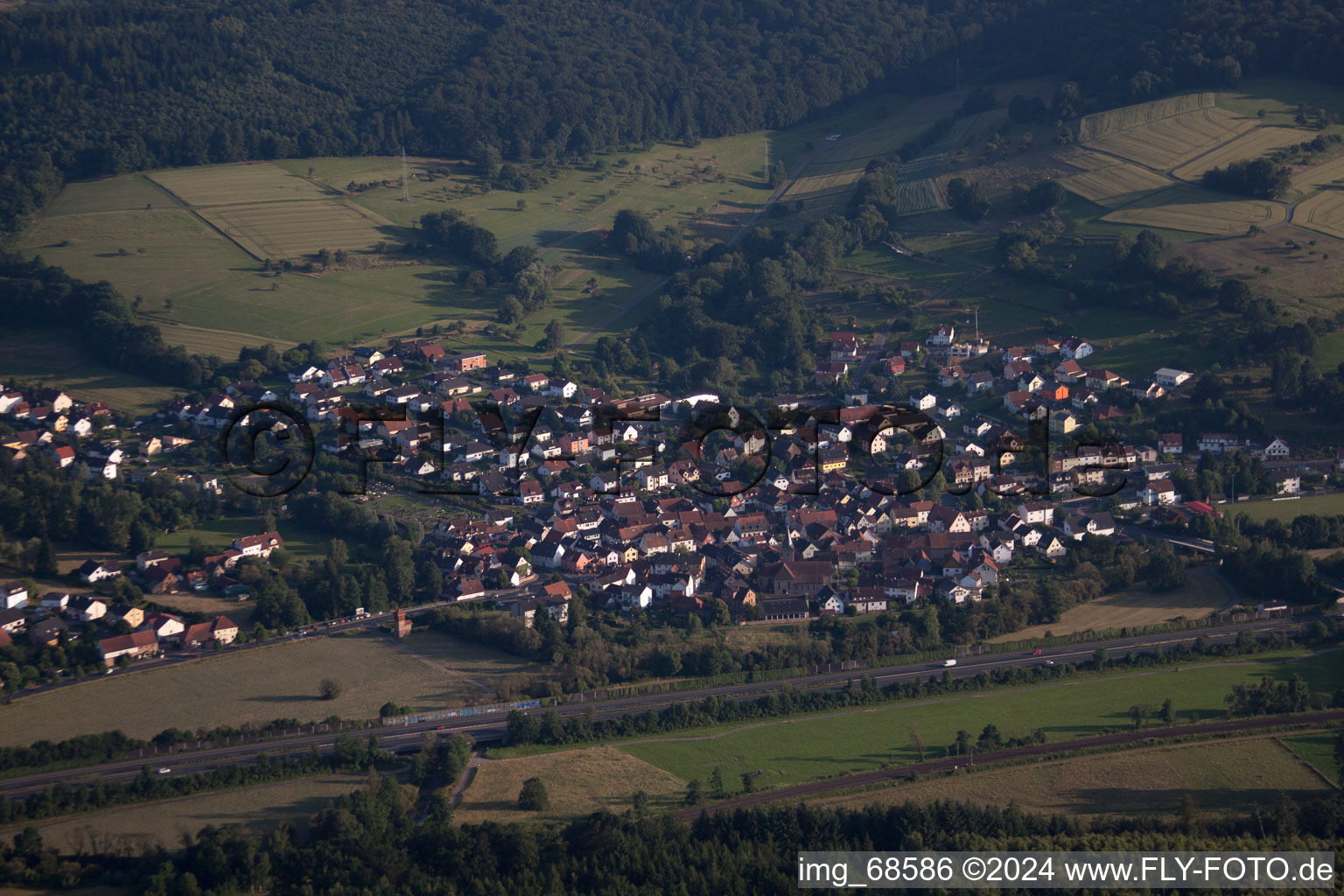 Vue aérienne de Wirtheim à Neuwirtheim dans le département Hesse, Allemagne