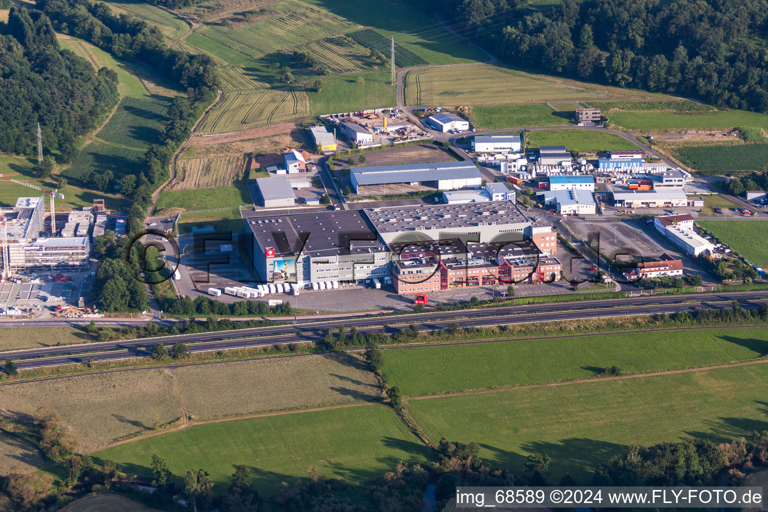 Vue aérienne de Complexe immobilier et terrain du Engelbert Strauss Workwearstore® à le quartier Wirtheim in Biebergemünd dans le département Hesse, Allemagne