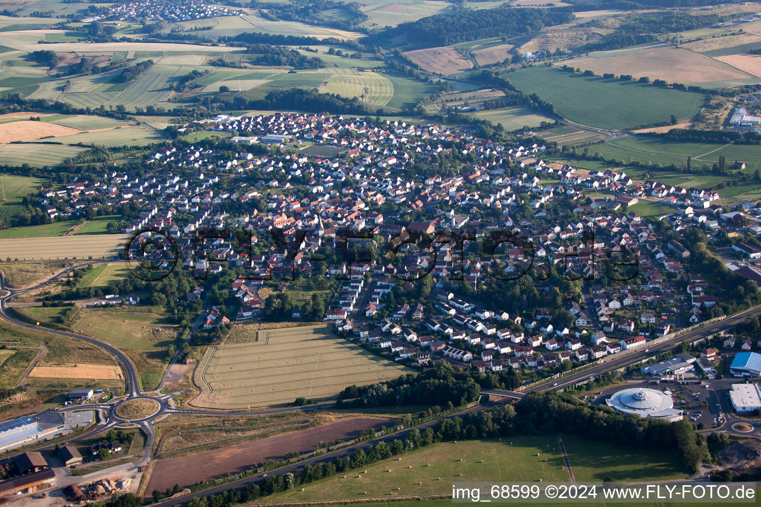 Vue aérienne de Vue des rues et des maisons des quartiers résidentiels à Gelnhausen dans le département Hesse, Allemagne