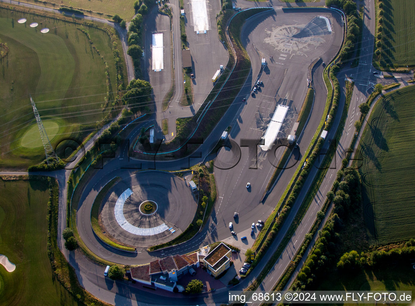 Vue aérienne de Piste d'essai et zone d'entraînement pour la formation au centre de sécurité routière et à la zone de formation routière Centre de sécurité routière ADAC Rhin-Main Gründau à le quartier Hain-Gründau in Gründau dans le département Hesse, Allemagne