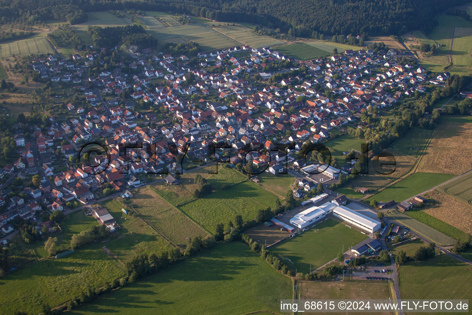 Vue aérienne de Vue sur le village à le quartier Hain-Gründau in Gründau dans le département Hesse, Allemagne