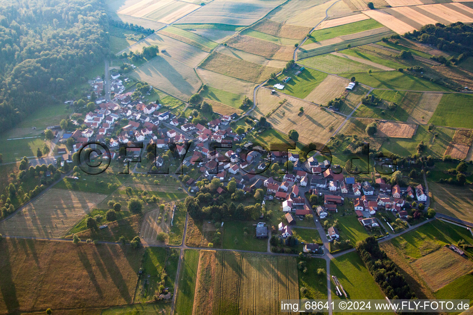 Vue aérienne de Wolferborn dans le département Hesse, Allemagne