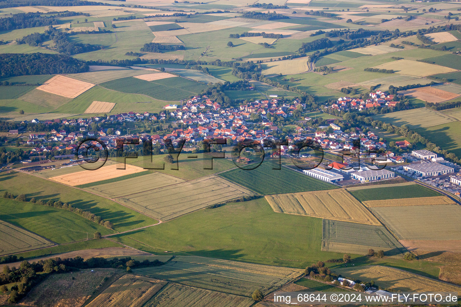 Vue aérienne de Champs agricoles et surfaces utilisables à Kefenrod dans le département Hesse, Allemagne